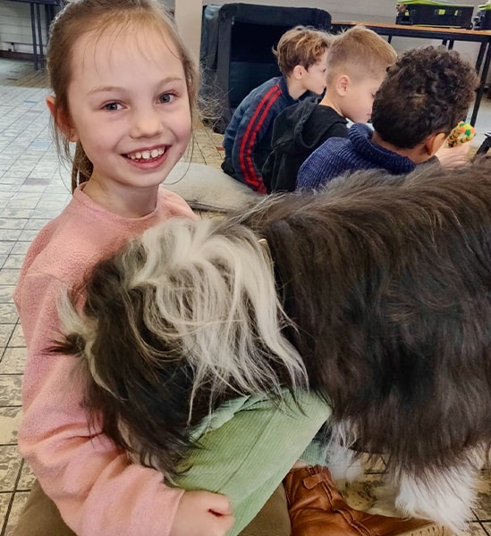 Kinderen leren omgaan met honden om bijtincidenten te voorkomen.