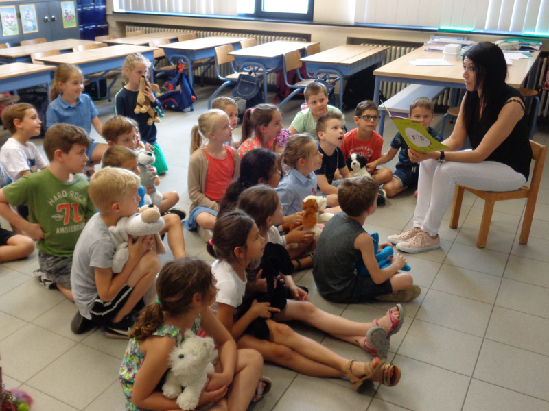Kinderen leren omgaan met honden ter preventie van bijtwonden.